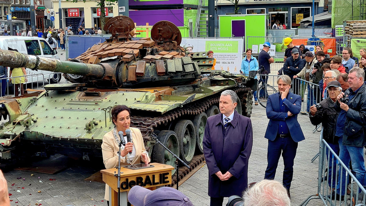 На площади в Амстердаме выставили российский Т-72, уничтоженный в Украине.