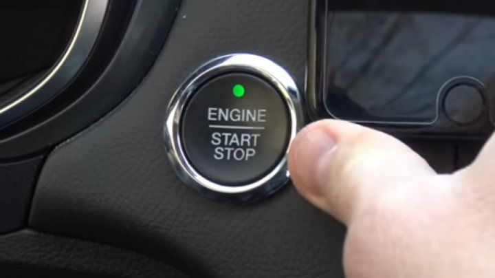 Ce se întâmplă dacă apeşi butonul de oprire a motorului în timp ce mergi