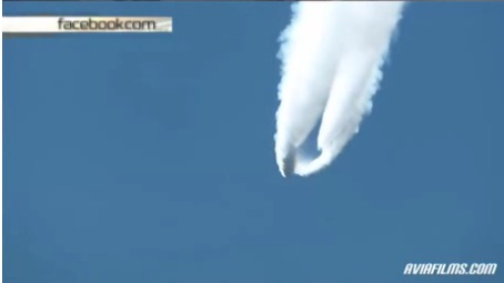 Самой реалистичной версией является самолет, который движется в другом воздушном коридоре.