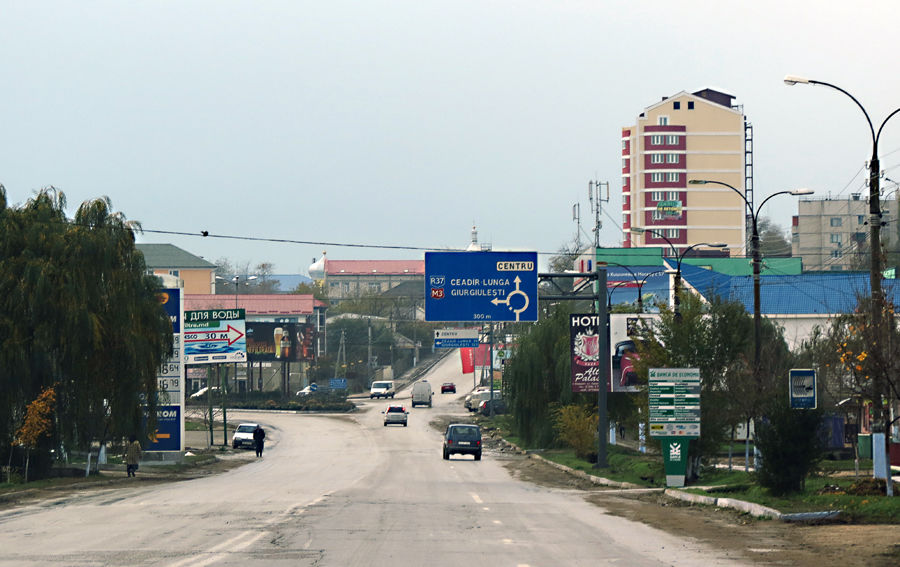 Из-за прошедших ливневых дождей в Комрате размыло городские дороги.