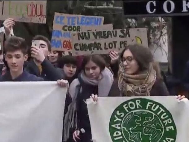 В столице прошел марш школьников-экоактивистов.