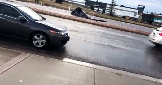 Внедорожник провалился во внезапно возникшую дыру.