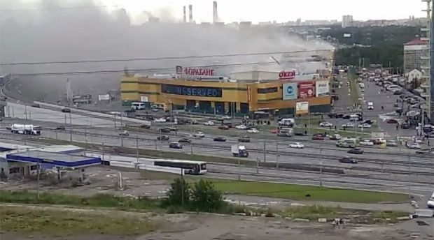 Incendiu uriaș într-un centru comercial din Moscova. Sunt răniți