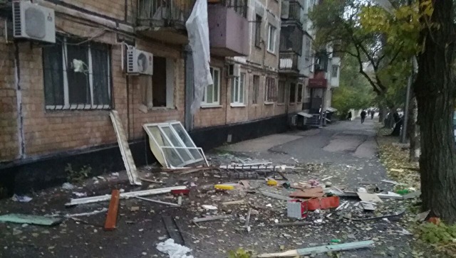 Более 50 человек эвакуированы из дома в Донецке, где произошел взрыв.
