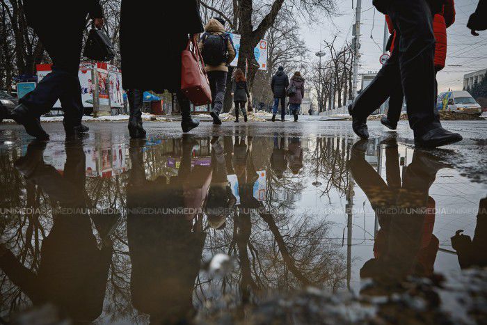 După câteva zile în care temperaturile au depășit 12-13 grade de căldură, astăzi vremea se răcește brusc.