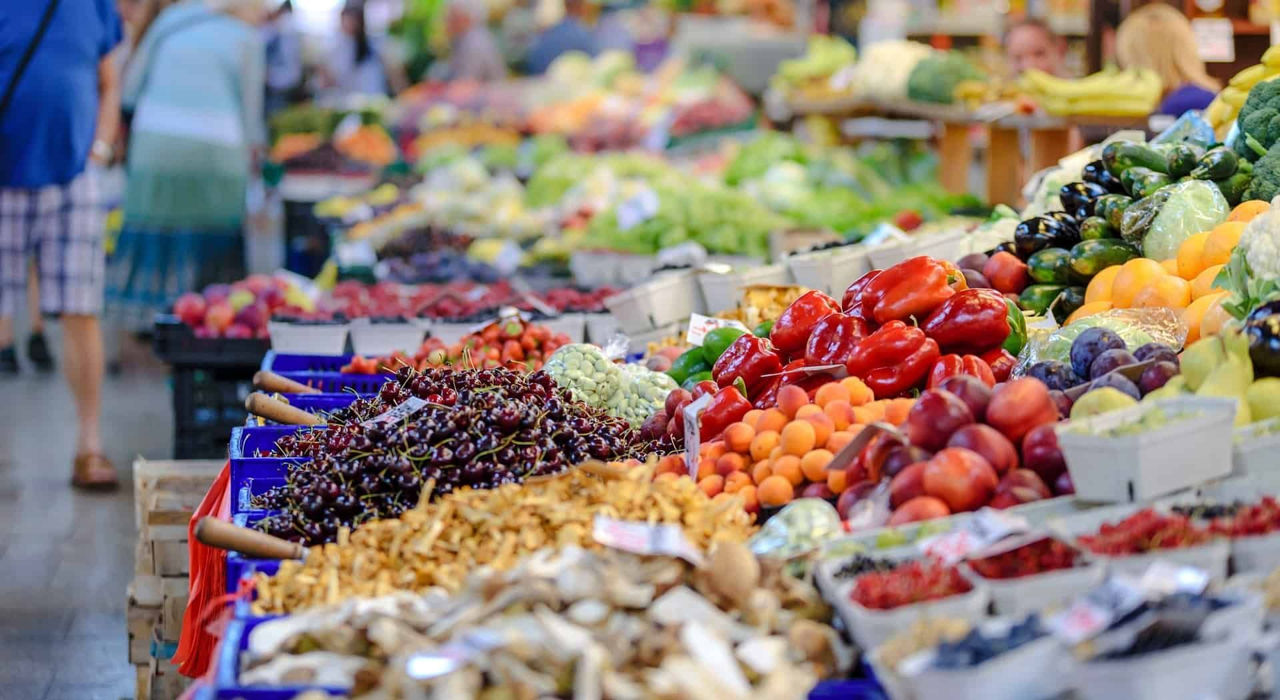 Agricultorii: Cauzele creșterii prețurilor la fructe și legume sunt înghețurile, inflația și lipsa forței de muncă.