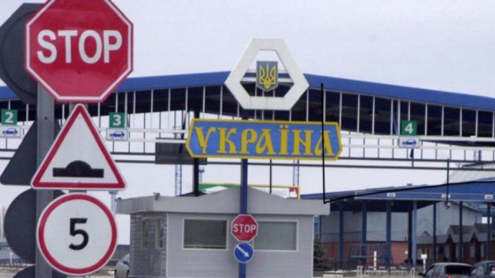 Водитель автобуса вез две посылки с фальшивыми документами.