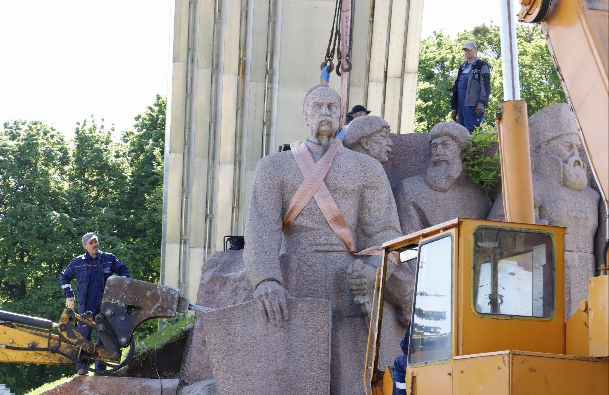 В Киеве сносят памятник в честь Переяславской рады.
