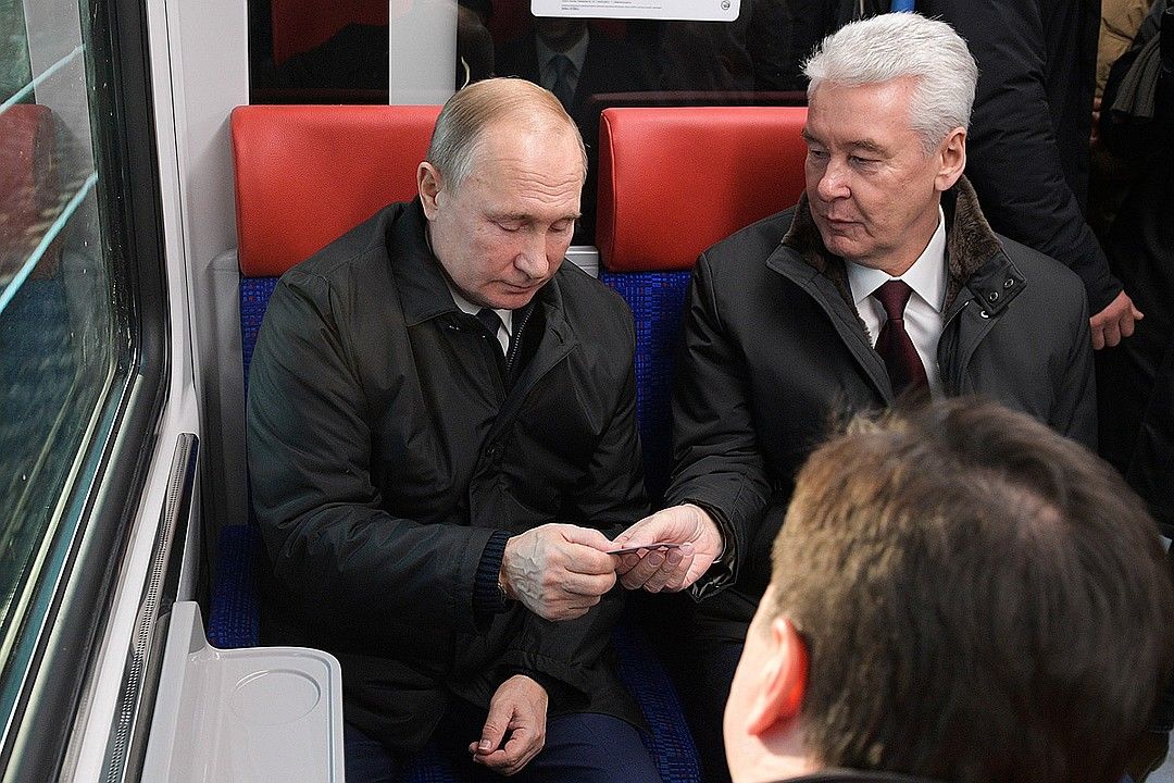 Собянин подарил Путину именную карту "Тройка".