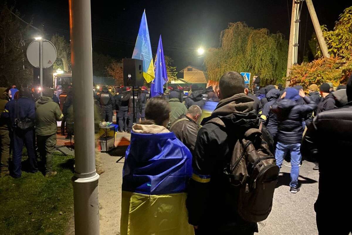Протестующие шесть раз за ночь штурмовали виллу Порошенко под Киевом.