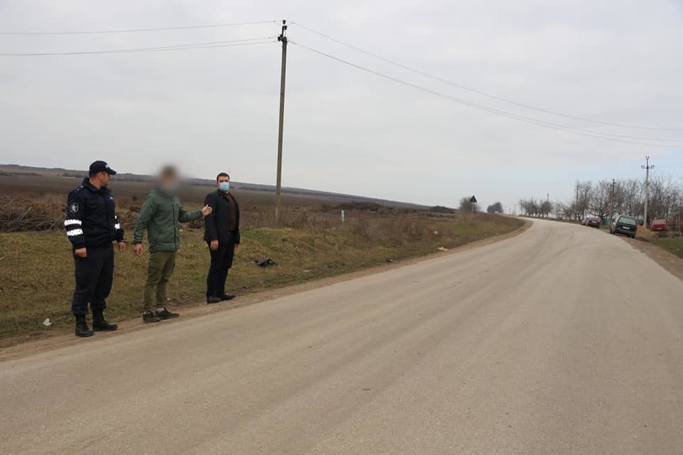 Неудачно припарковала машину: 3 парней напали на девушку, украв ее сумку.