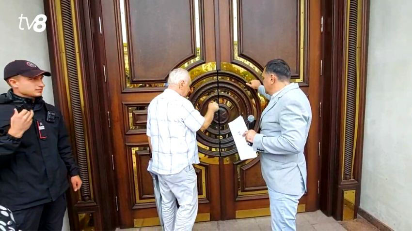 Протестующие сторонники "Шор" постучали в дверь президентуры: Майя, выходи.