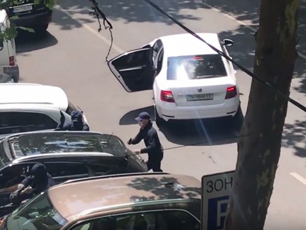 Грабители вооруженные пистолетом, молотками и битами напали на автомобиль Hyundai Tucson. 