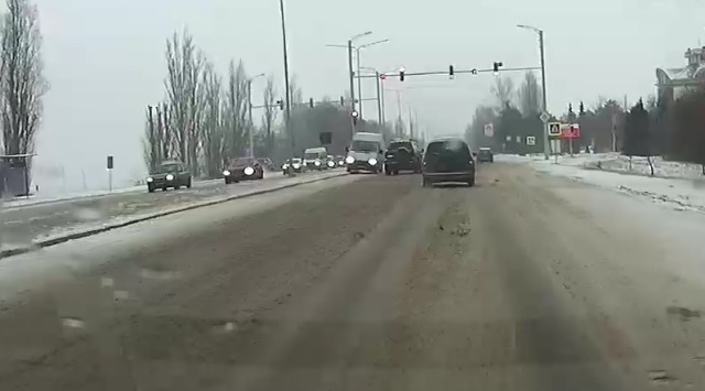 Microbuzul a ajuns pe contrasens şi  doar o minune a făcut ca şoferul să evite impactul cu o maşină care venea din sens opus. 