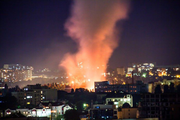 Cauza preeliminară a incendiului care a avut loc în seara de 25 mai în Piața Centrală ar fi un scurt circuit. Foto: facebook / Sergey Roshka