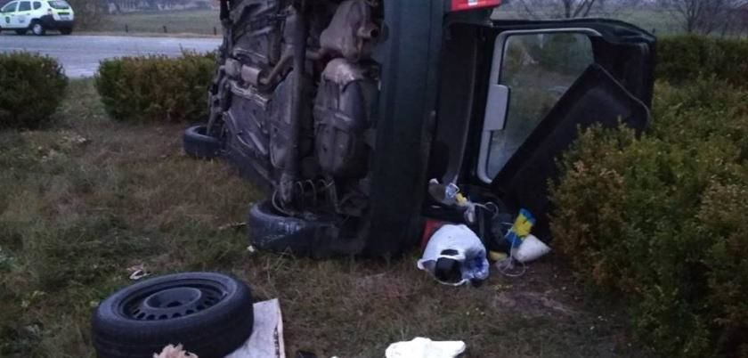 Un bărbat a ajuns la spital, după ce automobilul cu care se deplasa a ieșit de pe traseu și s-a răsturnat. 