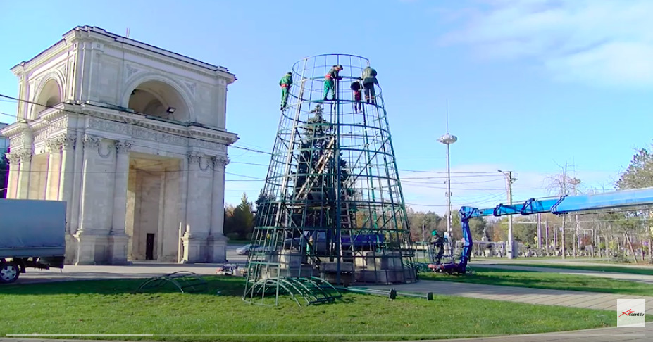 В столице рабочие уже заканчивают установку главной ёлки страны.