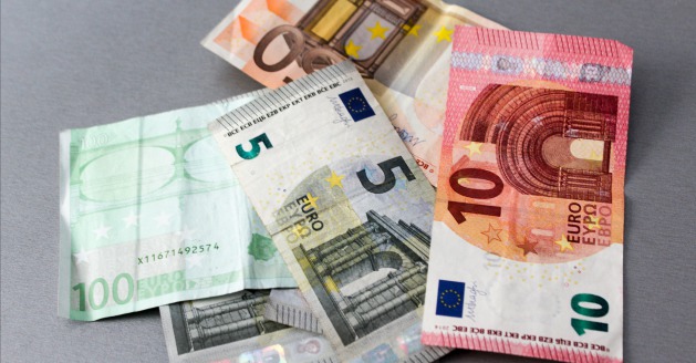 Guvernul de la Sofia a aprobat miercuri majorarea salariului minim la 420 leva, echivalentul a aproximativ 214,70 euro, de la 1 ianuarie 2016.