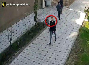 Полиция просит помощи в установлении личности преступника, укравшего золотую цепочку у женщины.