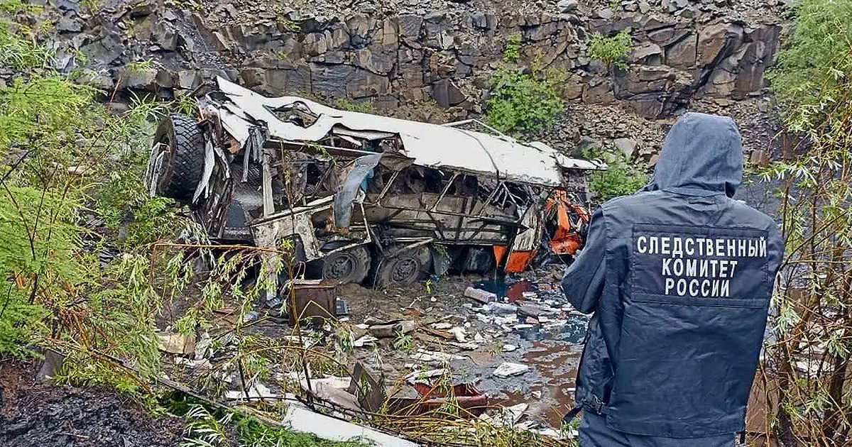 В Якутии автобус с рабочими упал с 30-метрового обрыва: погибли 13 человек.