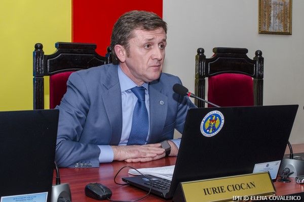 Член Центральной избирательной комиссии Юрие Чокан.