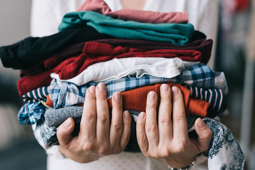 Hainele vechi nu vor mai ajunge la gunoi: Din 2028 ar putea apărea centre de colectare a textilelor.