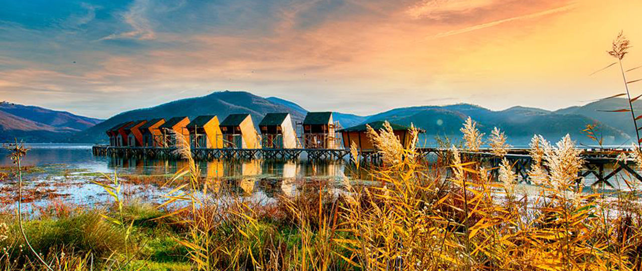 Primul sat construit pe apă se află chiar lângă Moldova. 