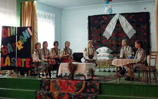 Во дворце культуры гостей встречал ансамбль "Vârsta de Aur" .