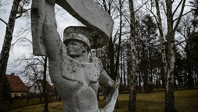 В Польше хотят убрать с памятных досок о жертвах войны упоминания о немцах.