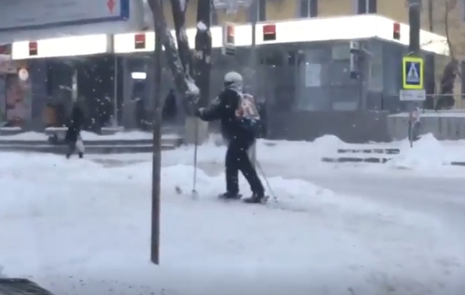 În toiul primăverii, surprins cu schiurile prin Chişinău. Foto: Captură video