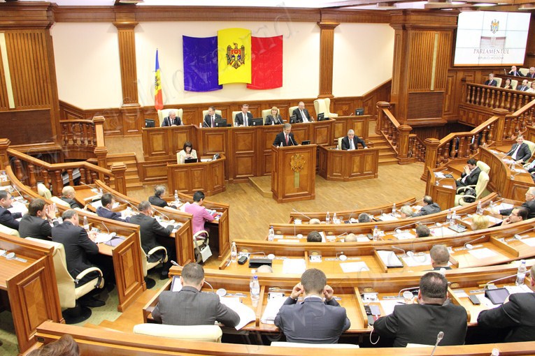 В начале мая парламент принял декларацию, в которой выразил озабоченность в связи с событиями в соседней стране и решениями военного характера Российской Федерации.