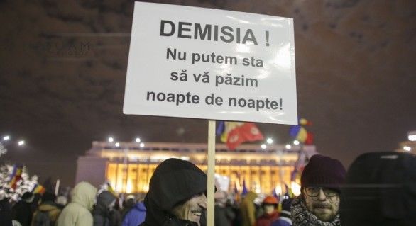 Oamenii spun că nu au garanţia că actuala putere politică din România va renunţa la tentativele de a-i face scăpaţi pe corupţie şi de a subordona Justiţia politicienilor.
