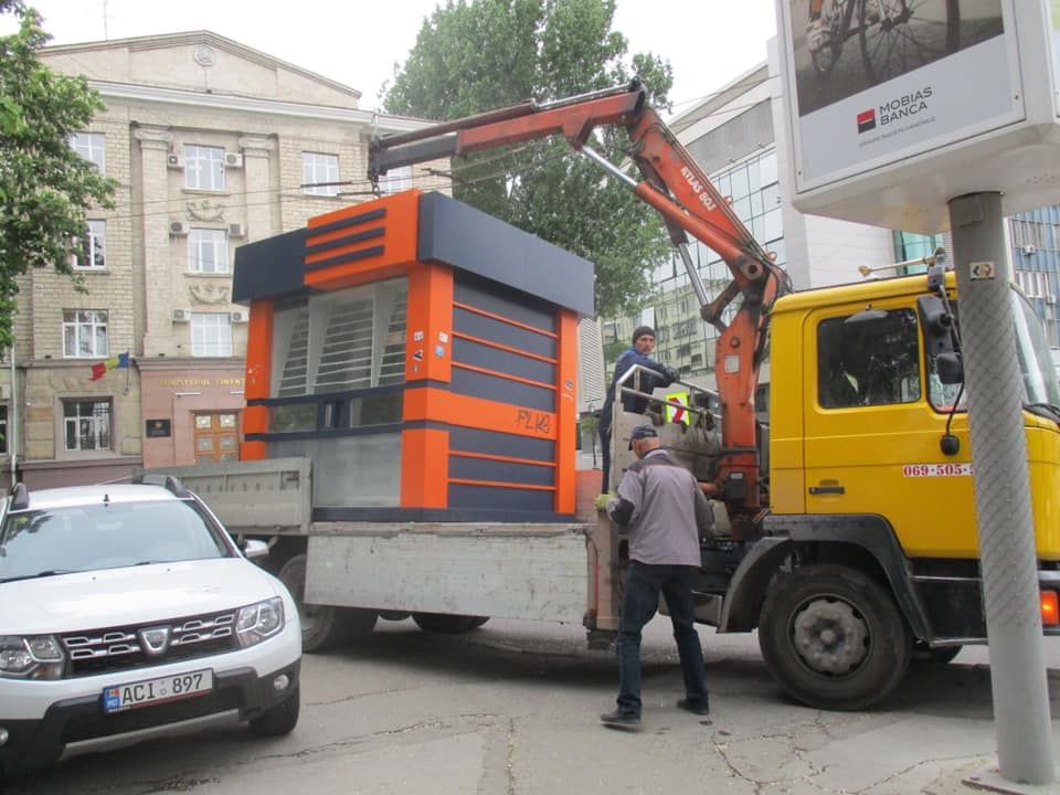 Кишинев избавился еще от двух незаконных киосков.