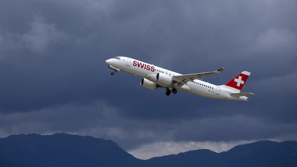 Самолет Swiss совершил аварийную посадку на Боденском озере из-за дыма на борту.