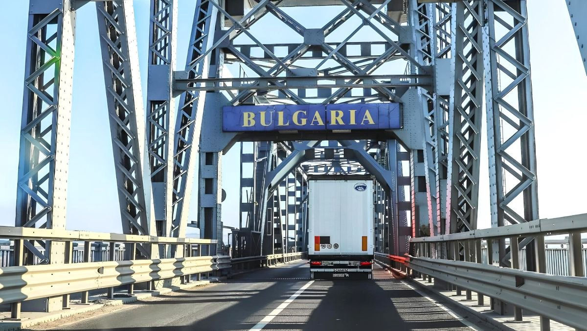 Podul principal dintre România și Bulgaria, parțial închis în plin sezon estival.