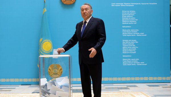 Действующий президент Казахстана Нурсултан Назарбаев одерживает победу на прошедших в воскресенье внеочередных президентских выборах.
