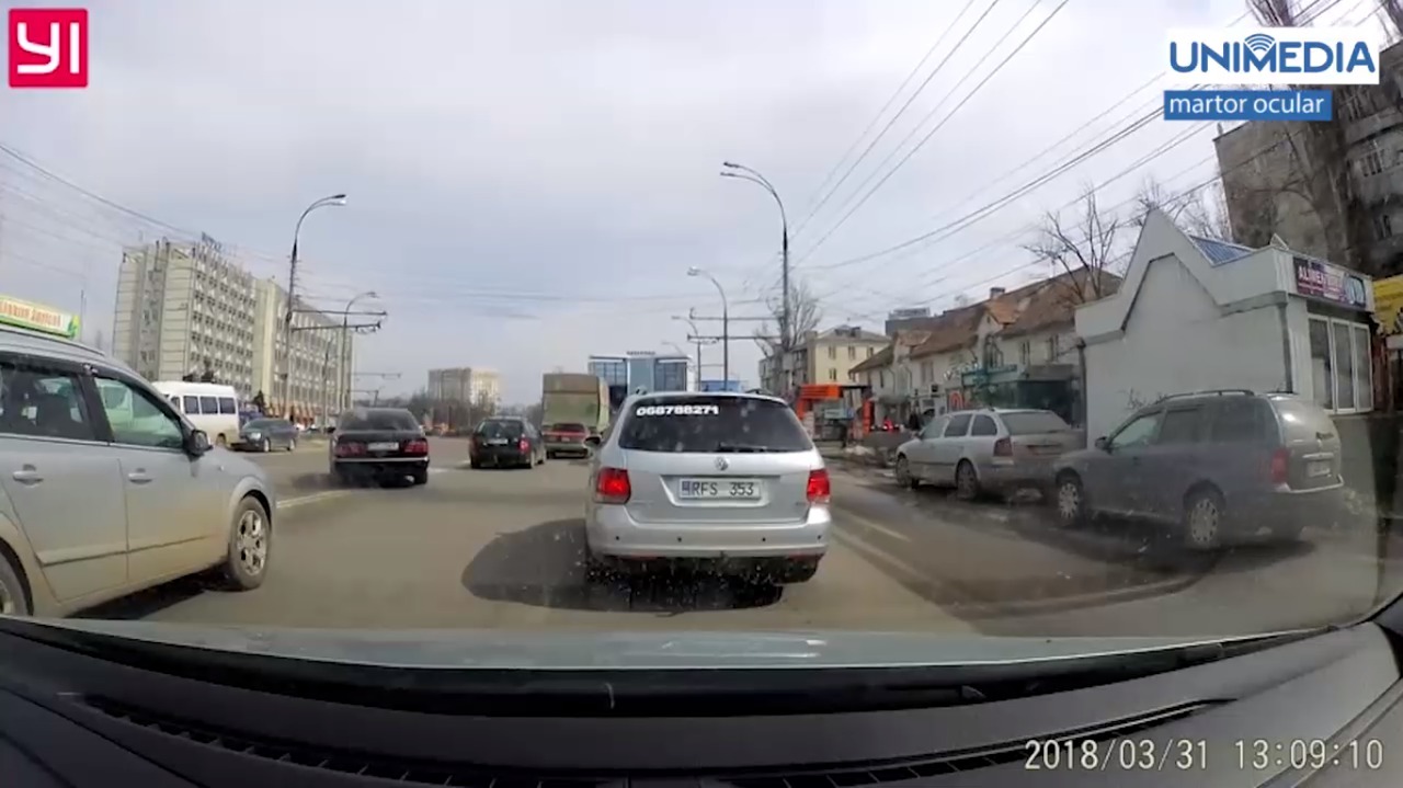 Столичный водитель ездит по свои собственным правилам.