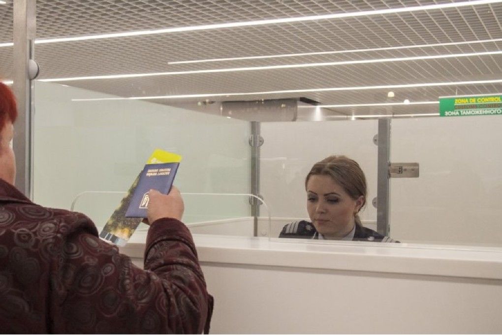 Două iraniene, identificate cu pașapoarte grecești falsificate pe Aeroportul Internațional Chișinău. Foto: border.gov.md