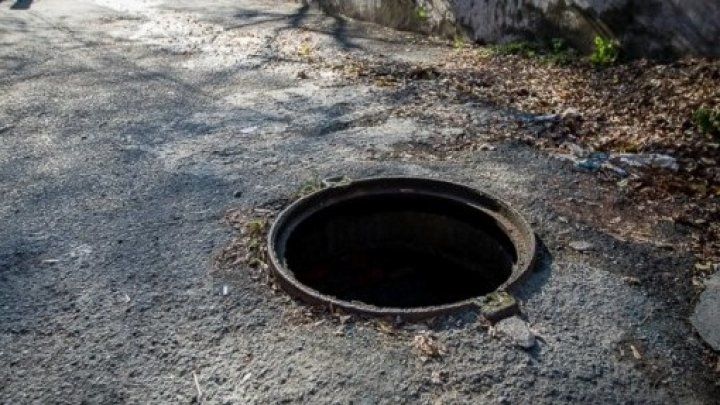 Ребенка обнаружили в канализационном люке трехметровой глубины. 