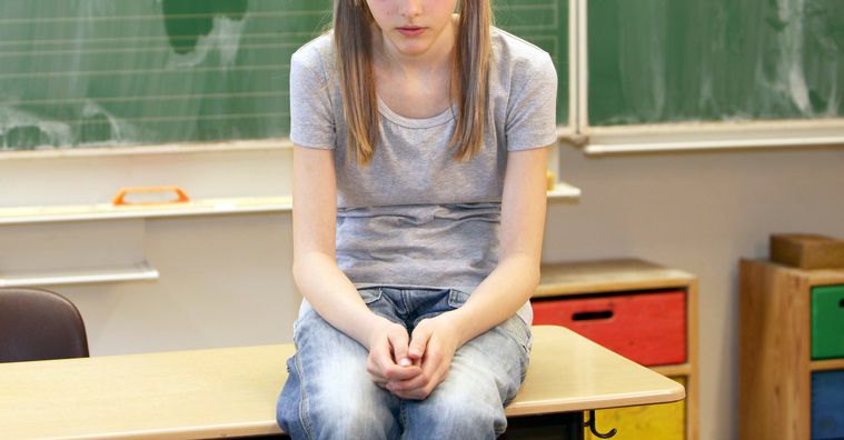 Девочки 13-ти и 14 лет сказали, что педагог трогал их за интимные места, а за молчание обещал высокие оценки.