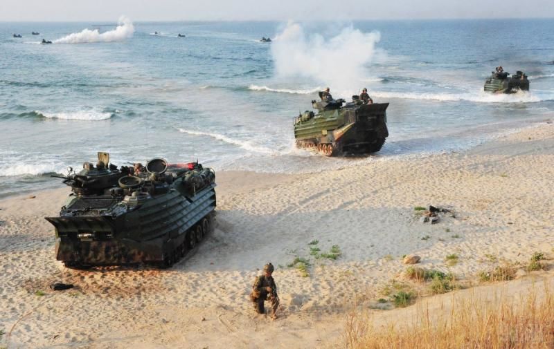 Украинские военные провели тактические учения на побережье Азовского моря.