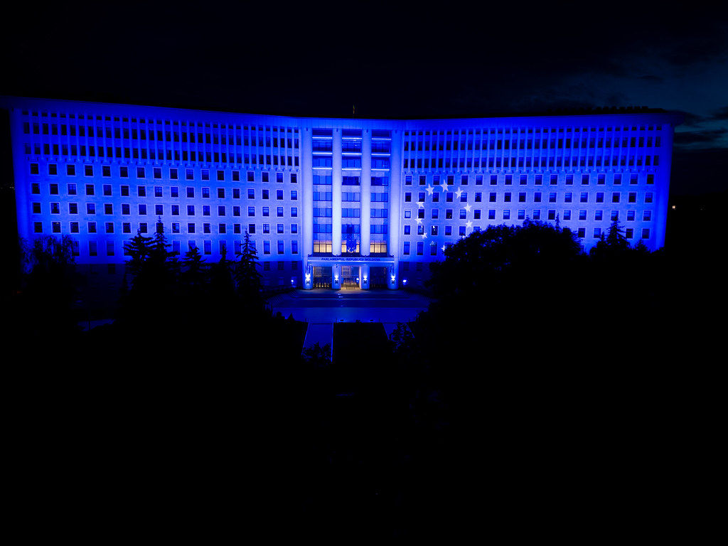 Здание парламента подсветили цветами флага ЕС.