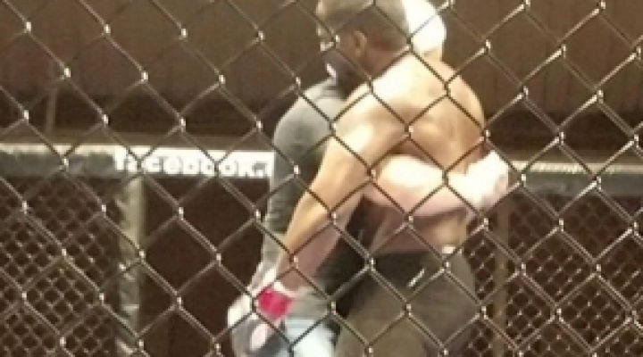 Rondel Clark, un luptător MMA, a murit chiar în timp ce se lupta în cușcă.