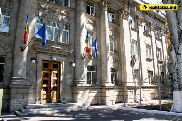 De câteva zile în fața celei mai secrete instituții a fost amplasat un panou pe care apare simbolica și denumirea - Serviciul de Informații și Securitate.