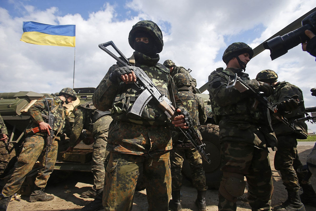 По словам Порошенко, главный риск для силовиков – не обстрелы, а мины. Фото: sq.com.ua