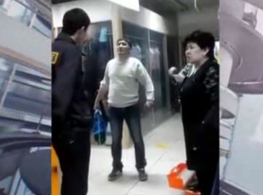 В такой позе он и был уложен на носилки скорой помощи, которую вызвали очевидцы.