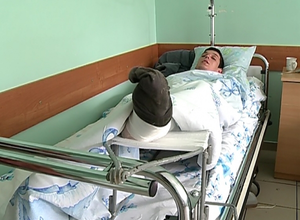 Accident stupid aseara la Botanica. Un tanar in varsta de 27 de ani a ajuns la spital cu piciorul fracturat, dupa ce a pariat cu prietenii si a sarit de la etajul trei al unui bloc.