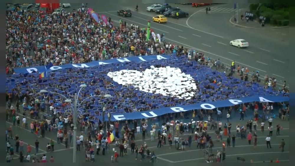 В центре Бухареста — манифестация в поддержку европейских ценностей и с призывом идти на выборы.