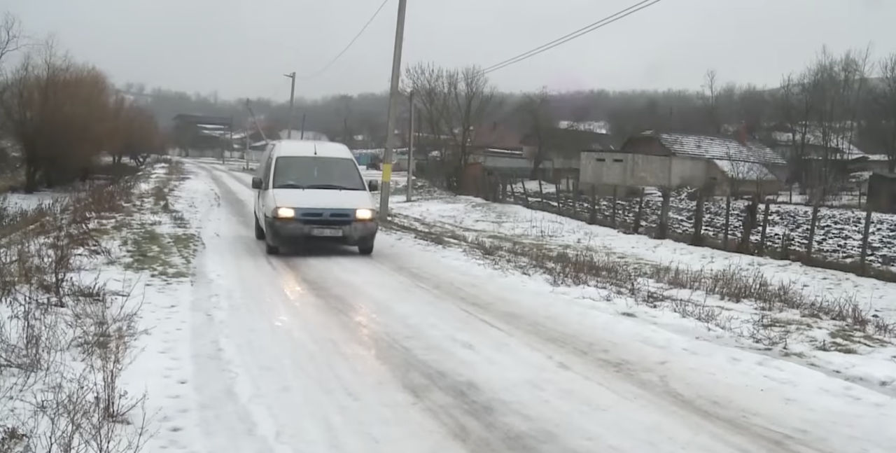 Locuitorii unui sat din raionul Strășeni se plâng că drumul le strică mașinile.