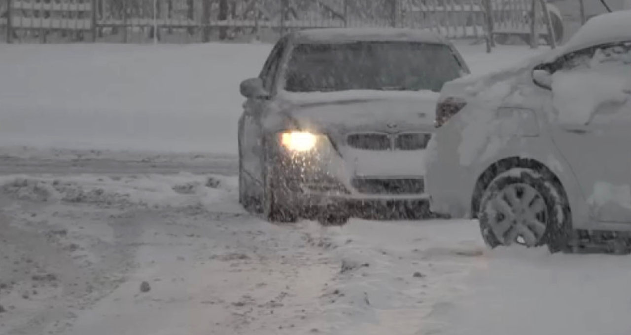 Haos pe drumurile din România: Zăpada și poleiul au perturbat traficul rutier.